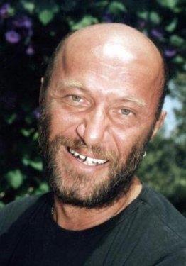 <p><b>SOYADINI BLEN OK AZ</b></p>    Hafif alm salar ve kt glyle Yeilam'n masum kzlarnn kabusu oldu yllarca. Bulduu her yerde onlara tecavz ettii iin de ad hep 'tecavzc cokun' olarak hatrland. yle ki onu grenlerin aklna Cokun Gen ismi deil 'tecavzc Cokun' lakab geldi hep. 1972'den 2005'e kadar kamera karsna geen Gen u sralar Antalya'da bar iletmecilii yapyor.