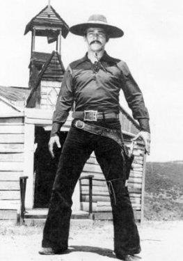 <p><b>BR OTEL ODASINDA LD</b></p>    Ynetmen Kemal nci'nin kardei olan Bilal nci, eitli ilerde altktan sonra sinemaya yneldi.