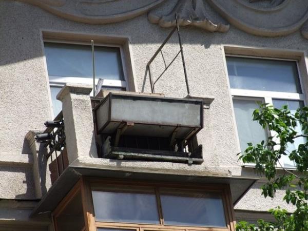 Duvar rynce eski psklerle yeniden doan tehlikeli ama samimi balkon.
