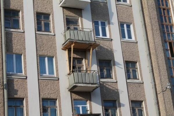 Sanki alttaki olmasa yklacakm gibi duran destekli balkon.