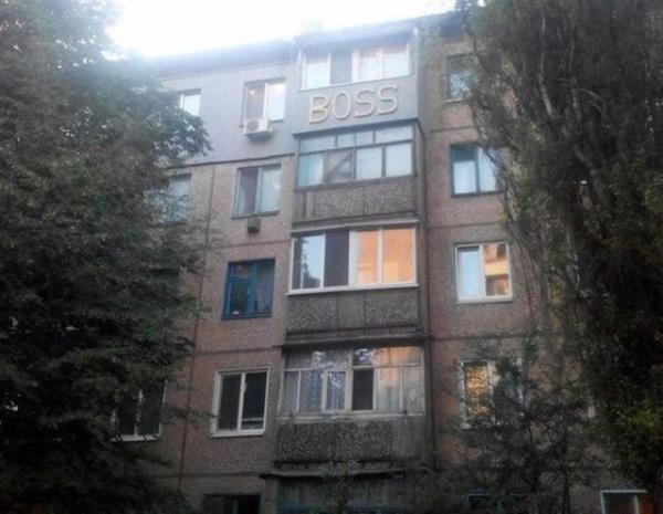 Duvarnda 'patron' yazan en patron balkon.