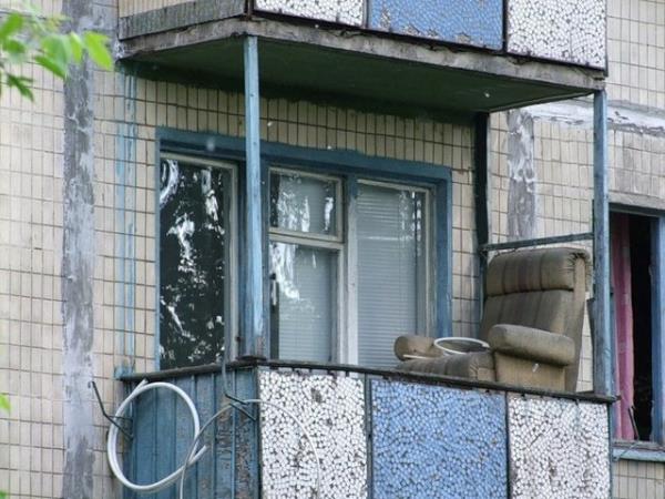 Eski koltukla sslenmi konforlu balkon.