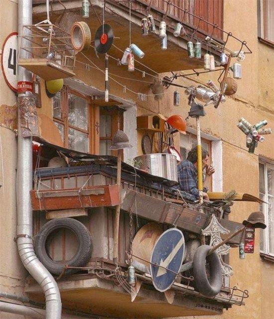 Trafik iaretlerinden ku kafesine ielerden otomobil lastiklerine dek tamamen el emei balkon.