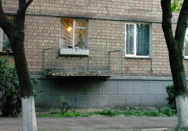 Sadece atlayarak girilebilen ama evin iine gemenin mmkn olmad demir balkon.