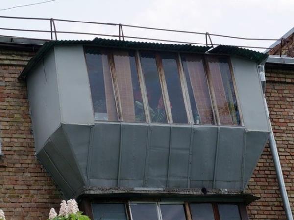 Demir plaklar ve tahta pencerelerle az masrafl ok sanatsal balkon.