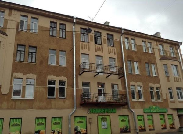 Dier iki katnda balkon olan binann unutulmu balkonlu dairesi...