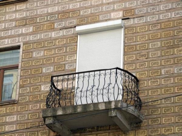 Sonradan neden balkon yapmadk ki diye dnlerek yaplan ama bina grnmn bozan balkon.