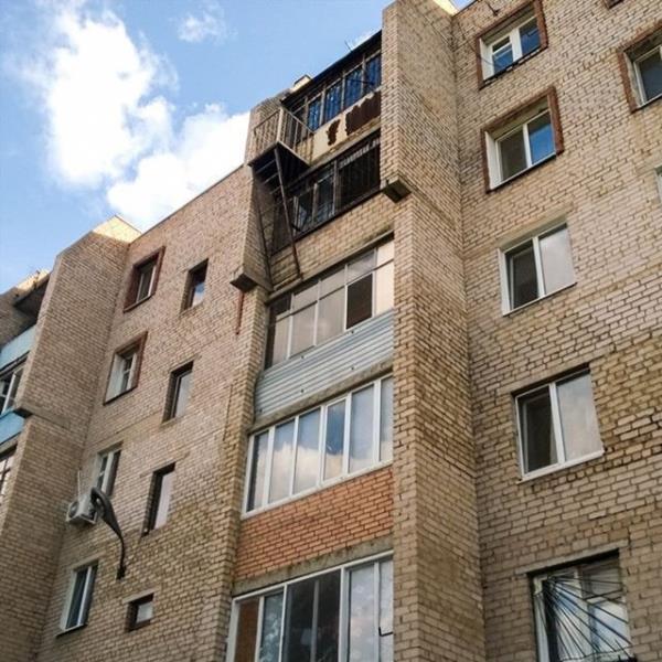 Alt kattan st kata k kolaylatrd gibi kaza ihtimalini de artran balkon.