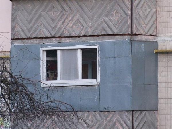 Demir plaklarla kapatlm tahta ve cibinlikten pencere yaplarak eve dahil edilen bir oda tadnda olan balkon.