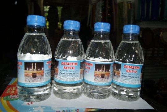 enin aln ve susuzluunu gideren suyun esrar bilim adamlar tarafndan inceleniyor.Avrupa'da laboratuarlarda yaplan aratrmalarda, zemzem suyunun ok az kkrt ierdii tespit edildi.