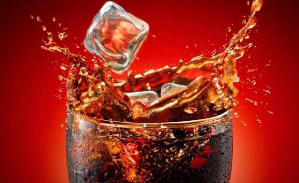 Kola  <br>  Kola, Eczac Dr. John S. Pemberton tarafndan 1886 Ylnda retilmi olup; forml gizli tutulmaktadr. Kola,Trkiye&#8217;de ilk defa1964 ylnda, stanbul&#8217;da retildi ve  &#8220;Dnyaca Mehur Coca-Cola imdi de Memleketimizde&#8221; slogan ile duyruldu.