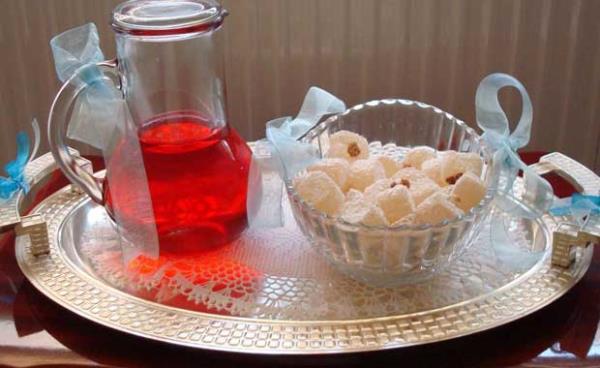 Osmanl erbeti<br>    Arapa ariba kelimesinden gelen erbet szc ''mek'' anlamn tar. erbet yapmnda bal, gl yapraklar, meyveler, baharatlar, kuruyemiler ve bunlarn karmlar yaygn olarak kullanlmaktadr. Osmanl mparatorluu zamannda ehzadelerin dnyaya gelmesinden sonra ervet datma gelenei vardr. Osmanl mpartorluu'nun mutfa erbet eitleri bakmndan olduka zengindir ve '' Demir Hindi erbeti'' Osmanl Mutfa'nn en mehur erbetidir.