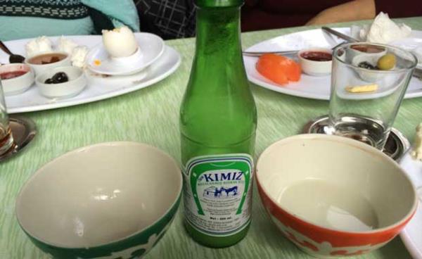 Kmz  <br>  Orta Asya'daki Tm Trk Topluluklar tarafndan bilinen kmz, ksrak stnn mayalanmasyla olur. Mayalanan kmz ierisindeki alkol oran kefirden fazladr. Trkiye'de son zamanlarda Kmz retimi yapan yerler oalmaya balamtr. Eskiehir, Van, zmir ve Manisa gibi illerimizde kmz retimi yaplmaktadr.