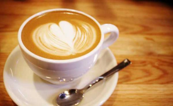 Cappuccino (Kapuino)<br>    Osmanl mparatorluu'nda tahtta Padiah  IV. Mehmet'in  bulunduu srada, Osmanl mparatorluu 1683 ylnda Viyana'y kuatt. Tarihimizde '' II. Viyana Kuatmas '' olarak adlandrlan bu olay sava sonrasnda Osmanl imparatorluu Viyana'dan  geri ekilmek zorunda kald. Osmanl'nn geriye ekilmesinden sonra ardnda braklar arasnda uval uval kahve de bulunuyordu.<br>Rivayete gre Osmanldan geriye kalan mallar paylatrlrken kahveyi kimse almak istememitir. nk kahve, o devirde  Mslman iecei olarak saylmaktayd. Marco di Aviano  adndaki Papaz kahveleri ald. Kahve ac olduu iin iine bal ve st ekledi bylece Kapuino icat edilmi oldu.ve bu iecek Papaz  Marco&#8217;nun bal bulunduu &#8220;Capuchin&#8221; tarikatnn ismiyle anmaya balad ve &#8220;cappucino&#8221; adn ald.