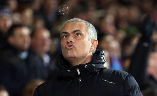 Mourinho    <br>  "Eer taraftar protesto edecekse, matan 40 dakika nce sahada olacam, beni slklasnlar. Mata takm desteklesinler"