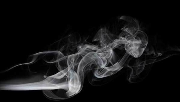 8. Vcudu zorlamayan egzersizler yapn  <br>  Migren hareketle artan ba ars olduu iini ataklar srasnda egzersiz ve yolculuk nerilmiyor. Ataklarn olmad ara dnemlerde ise yry, yzme veya kardiyo gibi vcudu zorlamayan egzersizler yapmay ihmal etmeyin. Bu egzersizler serotonin hormonu salglayp stresi azaltyor ve dolam sistemini dzenliyor, bu sayede de migren ataklarn azaltmada yararl oluyor.  9. Ar parfm ve sigara kokularndan uzak durun    Koku reseptrleri ar hassas olan migrenli hastalarda tetikleyici faktr olabiliyor. Bu yzden zellikle amar suyu, ar parfm ve sigara kokusu gibi keskin kokulardan uzak durun.