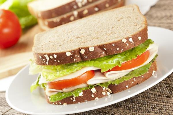 4. nleri kesinlikle atlamayn  <br>  Migren ataklarna kar her gn 2 ana 3 ara n beslenmeye zen gsterin. Kesinlikle n atlamayn. n atlamak hipoglisemiye (kan ekeri dklne) yol at iin migren ataklarn tetikleyebiliyor.