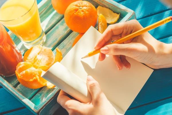 2. Migren gnl tutun  <br>  Alkol, nitrit ve nitratla ykl besinler (sosis, sucuk, salam ve pastrma gibi arkteri rnlerinde bulunuyor), monosodyum glutamat (gdalarn aromasn artrmak iin eklenen katk maddesi), baharatlar, deniz rnleri, niasta, ikolata, eskitilmi peynir, ar tuz&#8230; Tm bunlar migren ba arsn tetikleyen gdalar oluturuyor. Ancak bu gdalarn tm her migrenli hasta iin tetikleyici olmuyor. Kiisel farkllklar ve genetik etmenlere gre bu tetikleyiciler deiiyor. Dolaysyla migren ba arnz tetikleyen gdalar bulmak iin dzenli olarak migren gnl tutun. Ba ars ata olduunda bir nceki nde ne yediniz, ne itiniz, bir gz atn. Bu sayede migren ba arnz tetikleyen gdalar tespit edebilirsiniz. Kronik migren atanz varsa ve bu diyetsel tetikleyicileri belirleyemediyseniz, besin intolerans testi yaptrabilirsiniz.