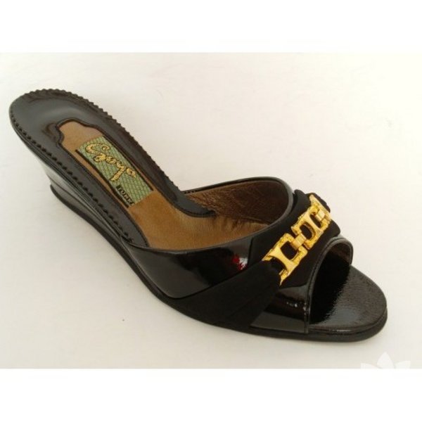 Kaygan,rahatsz ve tal terlikler gece boyunca etraftaysa...