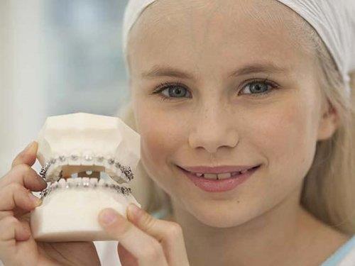 ene boyutu uyumsuzluklar yetikinlerde cerrahi mdahalelerle dzeltilebilir. rnein alt enenin ok ksa olduu bir vakada alt ene st eneyi yakalamaya alrken ok ciddi kapan problemleri meydana gelir. Sadece dileri ortodontik olarak hareket ettirmek bu problemi zmez. Alt enenin st eneyi yakalamas iin boyunun cerrahi olarak uzatlmas gerekir.'