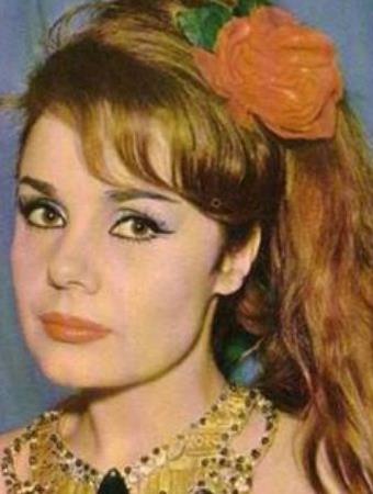 AK SAYESNDE YENDEN DODU<br>    Artk yeni bir hayata balamt hatta yeni bir ad bile vard: Muhterem Ksa idi artk o. Bir yandan ortaokula giderken bir yandan da fabrikada almaya balad. Gnde 1 lira alyordu bu almas karlnda. Sonra bir gn gezmek iin Beyoluna kt ve o gezinti onun kaderini de deitirdi.