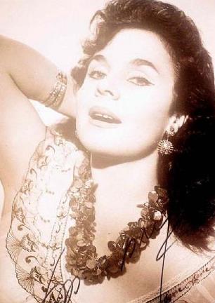 Ondan ayrldktan sonra da hayatna ok sayda erkek girdi.. Memduh n, Cihat Akn, Ylmaz Duru, Efkan Efekan, mit Utku onun hayatna giren nllerden bazlar. 1950&#8217;li yllarn ikinci yarsndan sonra frtna gibi esen Muhterem Nur, 1960&#8217;larn banda da tam bir stard. Sadece 1959 ylnda 7 film ekti Muhterem Nur.. Bu say 1960 ylnda ise 57ye kt. O dnemde film bana 15 lira alyordu Nur.