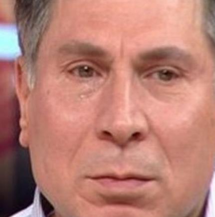 Ayn zamanda mzisyen olan Arman hayatn Bakrkydeki bir dn salonunda mzik yaparak srdryor.