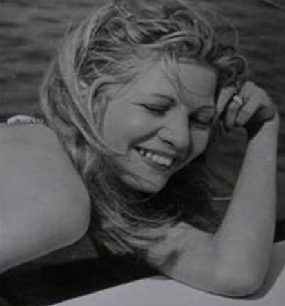 Trk sinemasnn efsane filmlerinden Selvi Boylum Al Yazmalmda canlandrd Dilek rolyle hafzalara kaznan Hlya Tulu getiimiz gnlerde yaama veda etti.