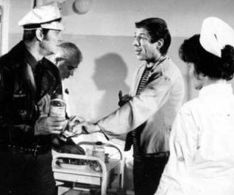 Tiyatro Ses, Kk Sahne, Sadri alk tiyatrolarnda sahneye kt. Ama sinemadaki hretini 1950leren itibaren rol almaya balad sinema filmleriyle elde etti. O her zaman Yeilamn en olgun, en mtevaz en babacan karakterlerini canlandrd.