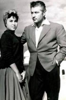 ROL DE HRET DE KAPTIRDI  <br>  Bu siyah- beyaz fotorafta Kenan Parsn yannda duran gen kadn aslnda ok iyi tanyorsunuz... Ama bir film yldz olarak deil nl hayvan haklar savunucusu Panter Emel olarak... Eer Panter Emel ya da gerek adyla Emel Yldz olmasayd belki de Yeilamn Sultan Trkan oray da olmayacakt...