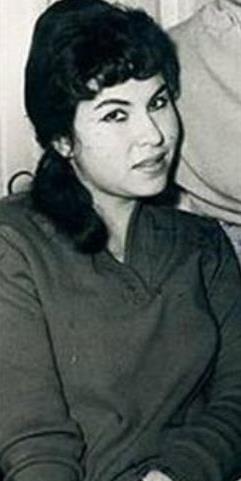 Emel Yldz, o sra &#8220;Kyde Bir Kz Sevdim&#8221; adl filmin barolnde oynayacakt. oray sette otururken Trker nanolunun dikkatini ekti ve ikili tant.