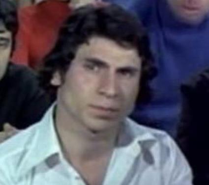 YELAMDAN DN SALONLARINA  <br>  Usta edebiyat Rfat Ilgazn yaratt nl ynetmen Ertem Eilmezin beyazperdeye tad Hababam Snf Yeilam tarihine geen serilerden biri. Elbette bu serinin oyuncular da.. Bazlar zaten yldzd bu seri ile hretleri iyice artt. Bazlar da bu seriden sonra bir trl istedii k yakalayamad. Tpk seride Hayta smaili canlandran Ahmet Arman gibi.