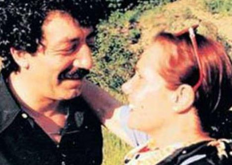 "Bir bayram gn, herkes bayram yaparken, ben bir simit bile alamayacak kadar paraszdm. 1972 ylyd. O zaman anladm ki, gerek dostum hi olmam. Rol istiyor zannetmesinler diye filmcilerin sokandan bile gemiyordum. Sinema skntya girmiti, sahneye getim. Hayatmdaki Anadolu gnleri byle balad. Danszlk yaptm, ark syledim."