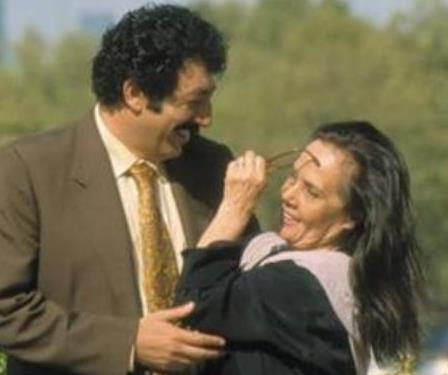 Maddi adan skntl gnler yaad dnemde pavyonlarda almaya balad Muhterem Nur. nce danszlk yapt sonra arkclk. Ama sonra Mslm Grsesle tant ve hayatn ak sayesinde yeniden ekillendirdi.