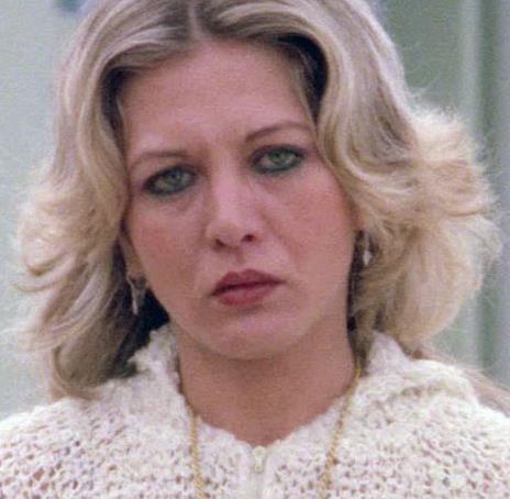 HAYATA VEDA EDERKEN DE YARDIMCI OYUNCU GBYD<br>    Onun yks de bir Yeilam melodram olabilecek trdendi. Sessiz sedasz yaad, bir ok filmde yardmc roller iin kamera karsna geti... Hibir zaman spot klarnn zerine evrildii bir yldz olmad. Kariyerini istikrarl ama sakin bir biimde srdrd. Sonunda da tpk yaad gibi sessiz sedasz bu dnyaya veda etti. lm ise gazetelerde tek stuna bir ka satrlk haber oldu. te Yeilamn 41 yllk emektar Hlya Tulunun yks.