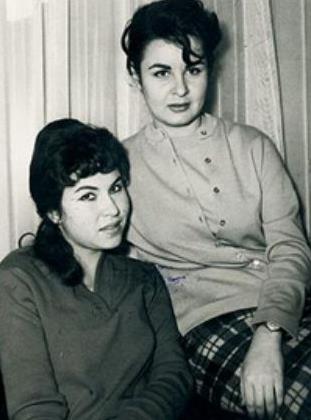 oray, anne ve babas boannda annesi ve kzkardeiyle birlikte Karagmrke tand. te orayn kaderi de bu dnemde ev sahiplerinin kz Emel Yldz sayesinde deiti.