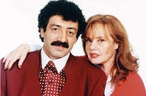 Ama yle olmad... Skntl gnler yaad dnemde bu durumu "Btn param gece hayatnda asalaklarla harcamm" diye dile getirecekti Muhterem Nur... Para musluunun hep ak kalacan sanan Muhterem Nur, yanldn anlamt.. Biraz ge de olsa... Simit alacak paras bile olmad bir bayram gn hissettiklerini yle anlatmt Muhterem Nur: