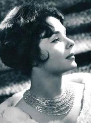 stiklal Caddesinde yrrken bir yapmcnn dikkatini ekti. Ertesi gn onun iin Yeilam denilen hayal dnyasnn kaplar almt. Fabrikadaki iinden ayrlp gnde 5 lira cretle filmlerde figranlk yapmaya balad. Yldz parlayncaya kadar da 20nin zerinde filmde kk roller oynad.. Derken onu btn Trkiyeye tantacak olan  Arkada filminde barol stlendi.