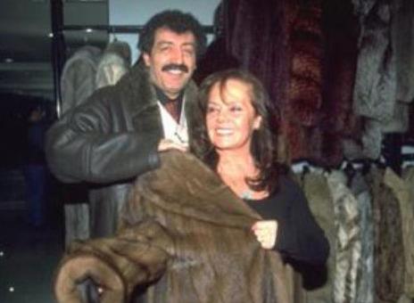 Ei Ik Kaandan boandktan sonra bir trl hayatn dzene oturtamayan Muhterem Nur, hretini de yava yava kaybetmeye balad. Maddi skntlar da artk baa kamayaca boyuta ulamt.. Sonunda deyemedii borlar yznden 1967 ylnn Mart aynda 10 gn hapis yatt.