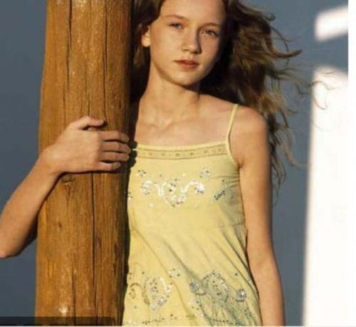 O dizide Ceren rolünü canlandıran Çeşmioğlu 16 yaşında genç bir kızdı. 2012 yılında Firar isimli diziyle ilk başrolünü oynadı.